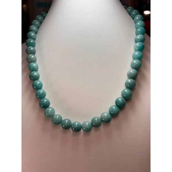 Dyed jadeite beaded necklace with sterling silver clasp - Picture 3 of 11